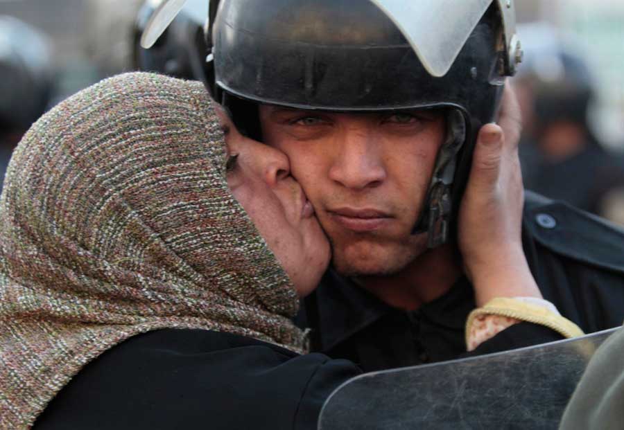 mujer-egipcia-besa-a-un-policia-durante-la-revolucion-del-gobierno-de-mubarak-egipto-2011