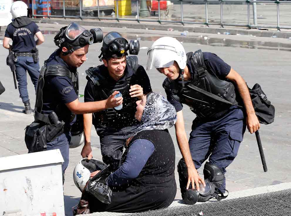 policias-ayudan-a-mujer-afectada-por-el-gas-lacrimogeno-ankara-turquia-2013