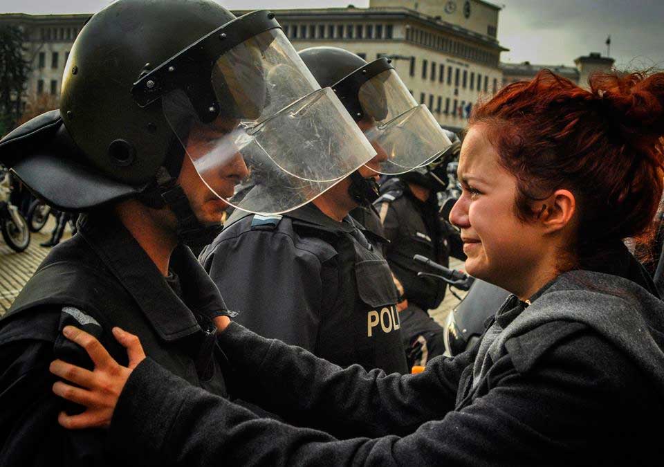 un-policia-y-un-manifestante-lloran-juntos-sofia-bulgaria-2013