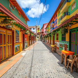 guatape-ville-coloree-creativite-street-art-photographie