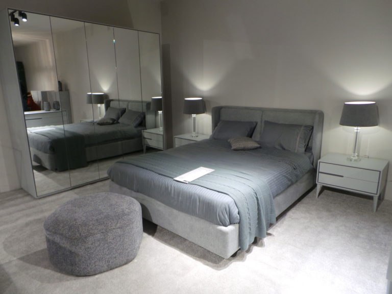 14 chambres à coucher repérés au Salon du meuble de Tunis