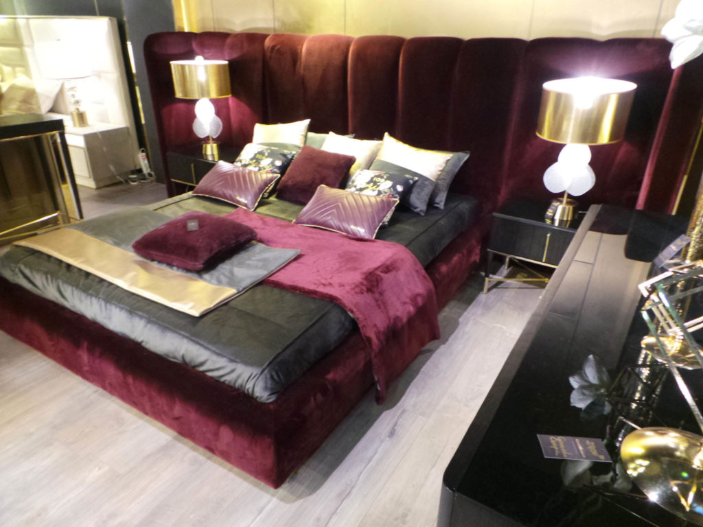 14 chambres à coucher repérés au Salon du meuble de Tunis