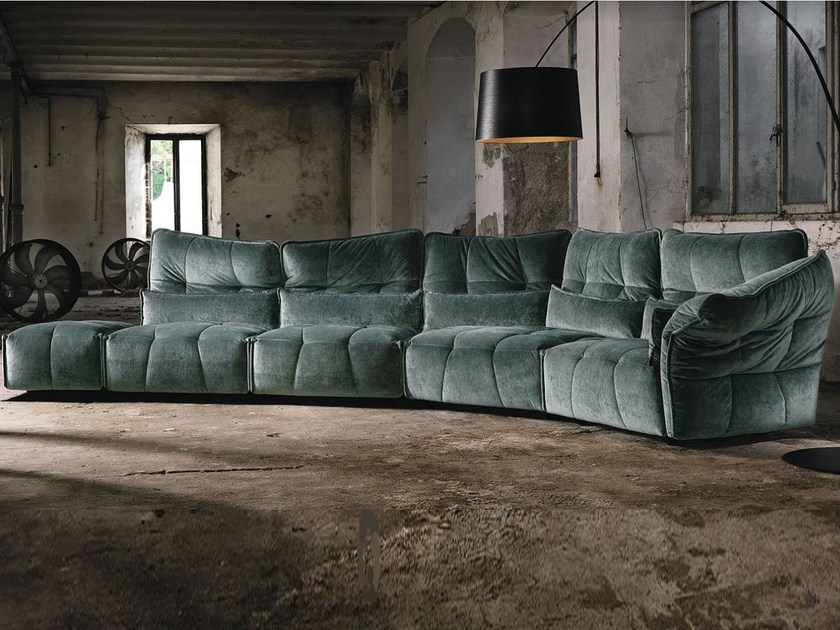 sofa moderne de la marque maxi divani au salon de meuble milan